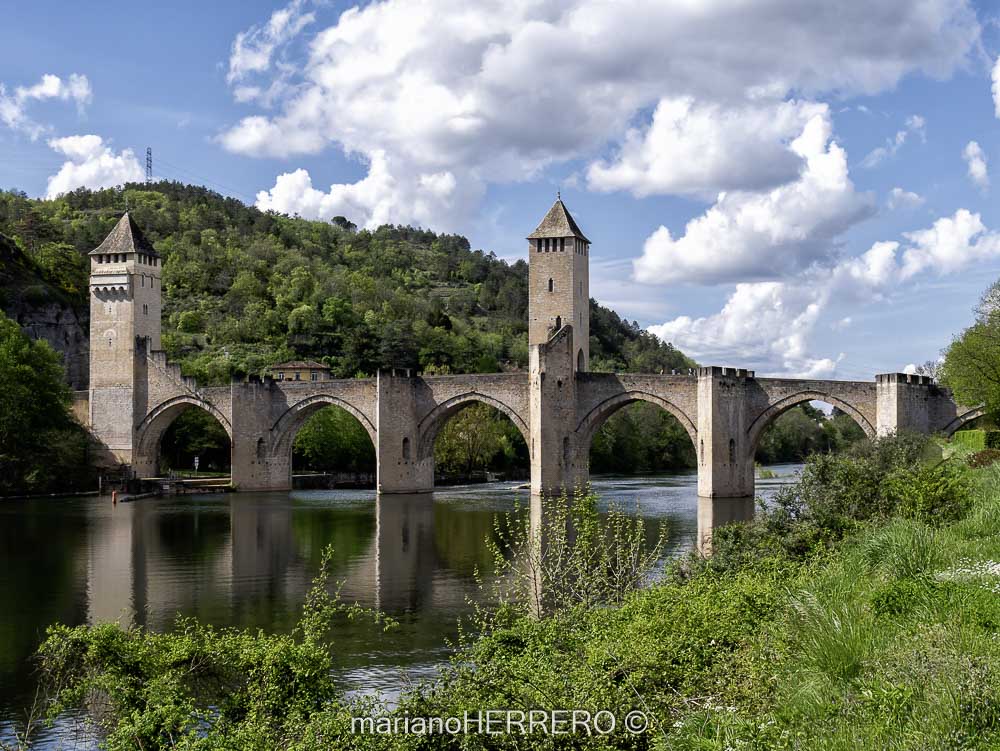 puente medieval de Cahors río Lot Francia