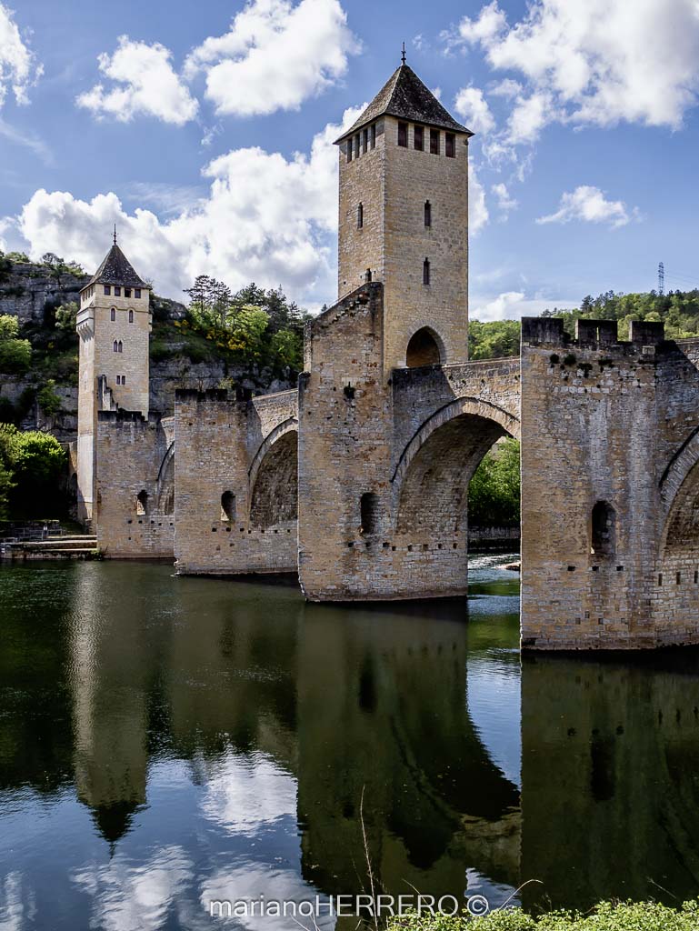 puente medieval de Cahors río Lot Francia