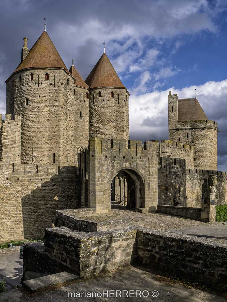 Carcassonne murallas ciudad medieval ruta cátara Francia