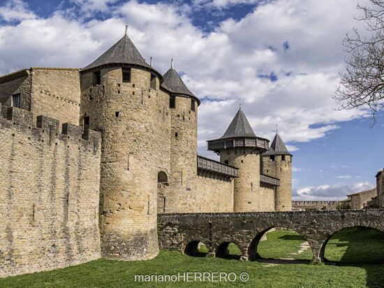 Carcassonne murallas ciudad medieval ruta cátara Francia