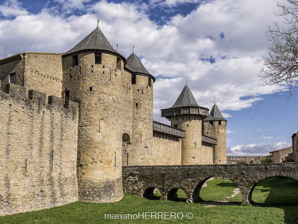 Carcassonne murallas ciudad medieval ruta cátara Francia