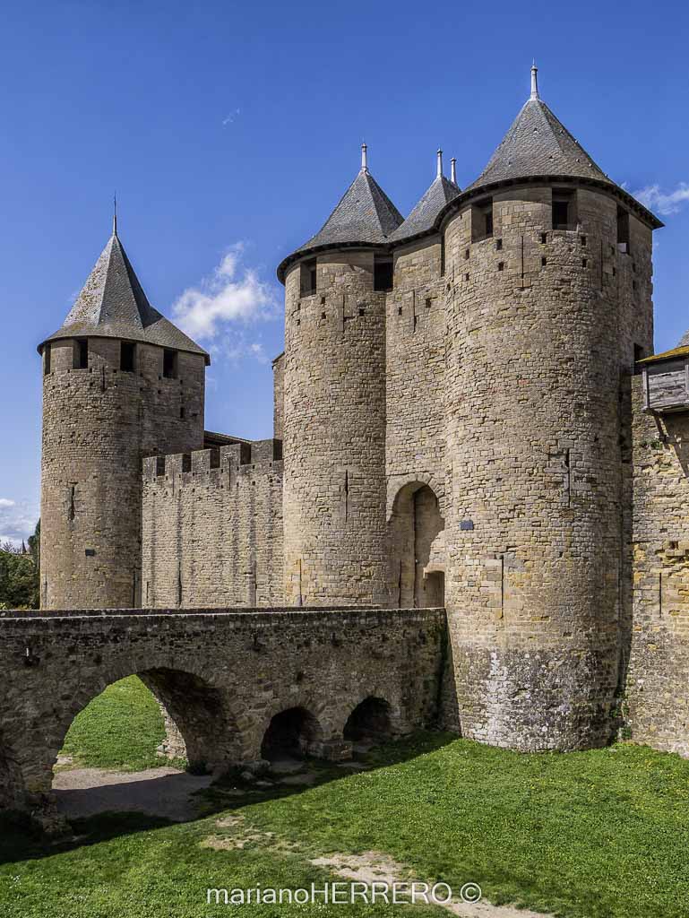 Carcassonne murallas ciudad medieval ruta cátara Francia