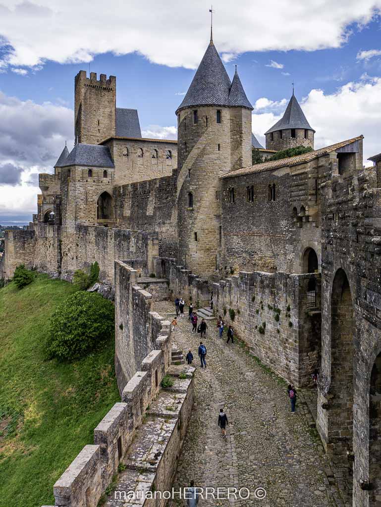 Carcassonne murallas ciudad medieval ruta cátara Francia
