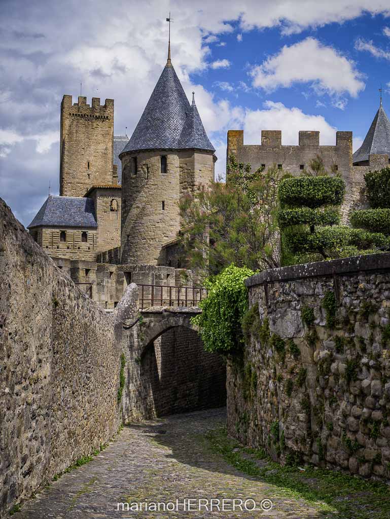 Carcassonne murallas ciudad medieval ruta cátara Francia