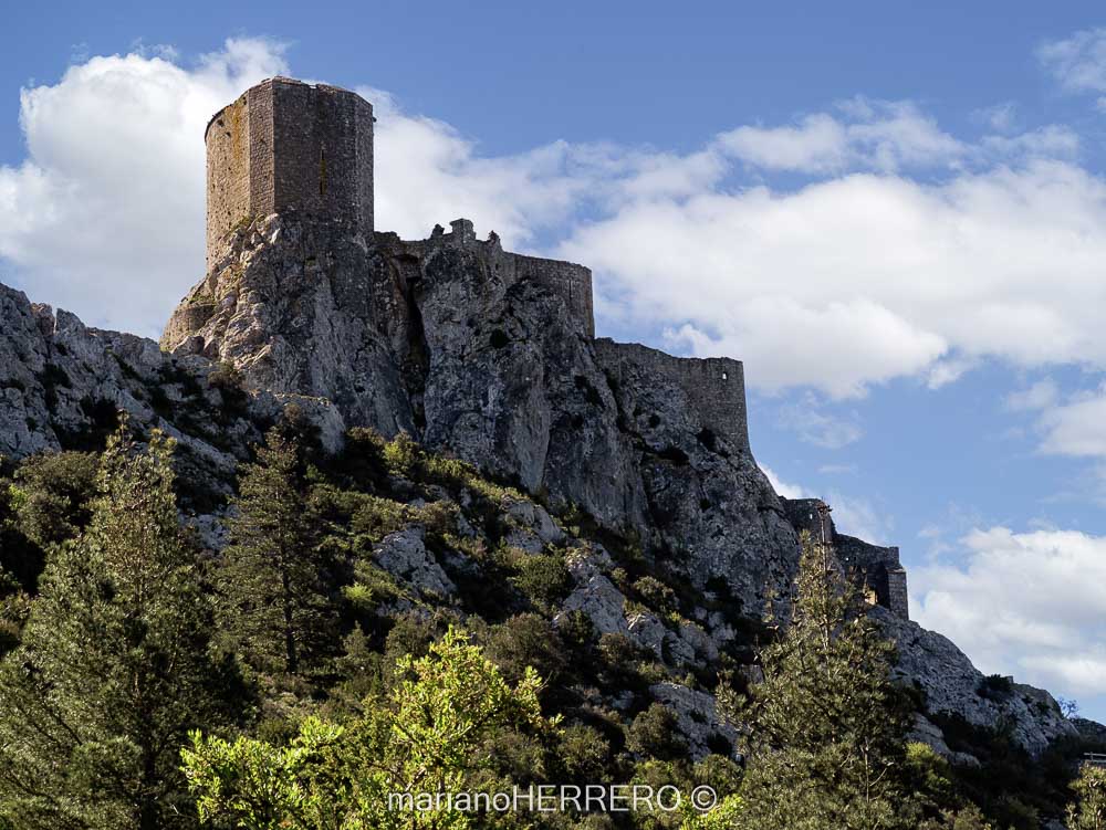 castillo de Quéribus sobre montaña ruta cátara