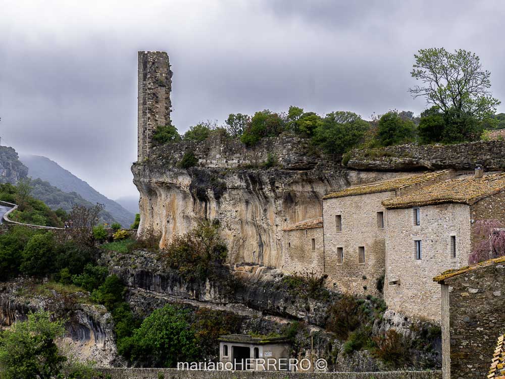 pueblo de Minerve sobre cañón ruta cátara Francia