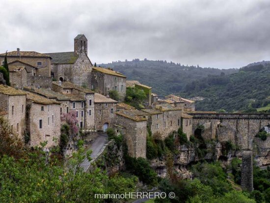 pueblo de Minerve sobre cañón ruta cátara Francia