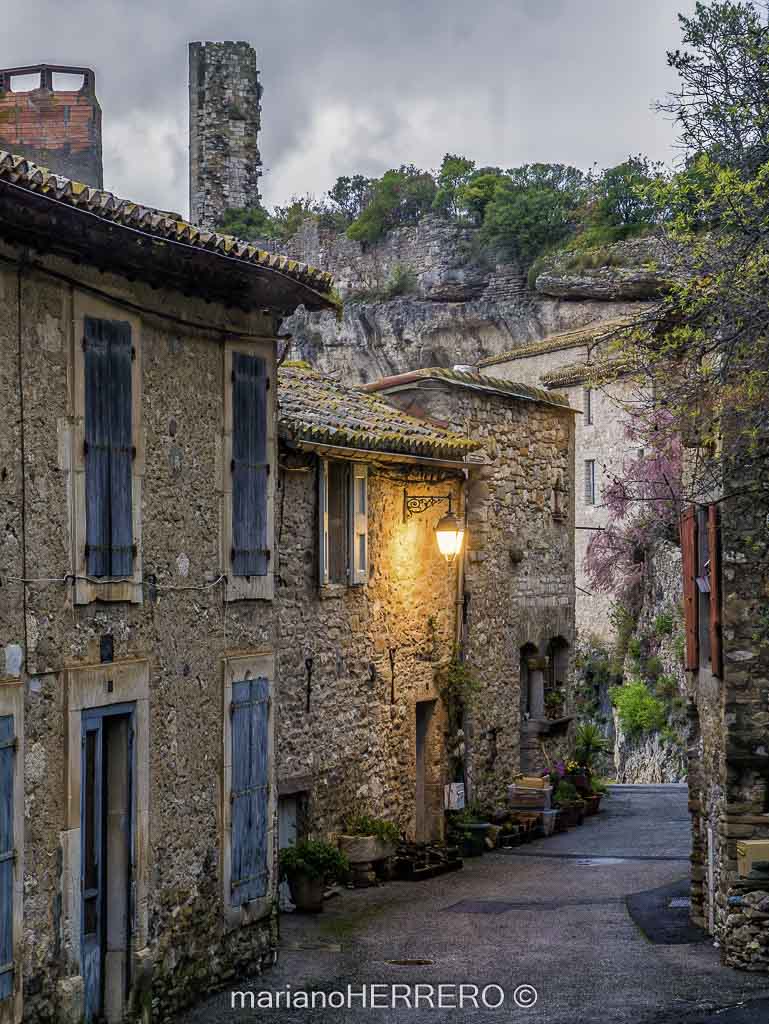 pueblo de Minerve sobre cañón ruta cátara Francia