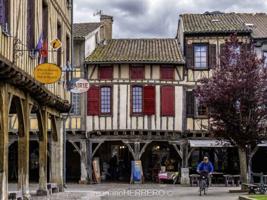 plaza porticada de Mirepoix ruta cátara Francia