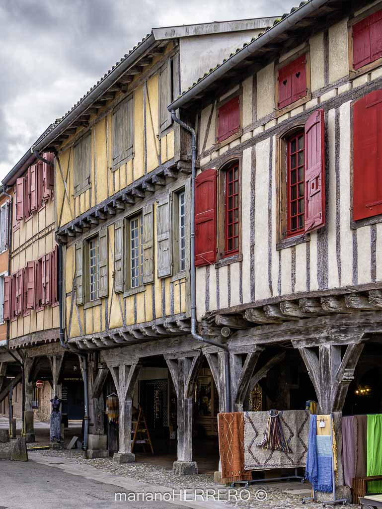 plaza porticada de Mirepoix ruta cátara Francia