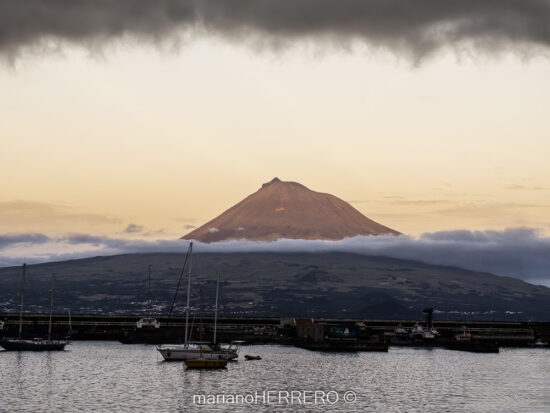 Volcán de Pico visto desde la costa de las Azores